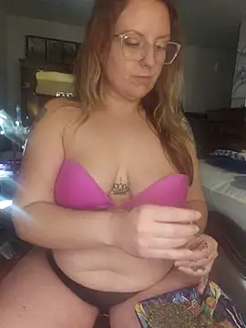 Snapshot of TattedMamaXOXO chatting on February 25, 2025, 3:49 pm TattedMamaXOXO online show from February 25, 2025, 3:49 pm