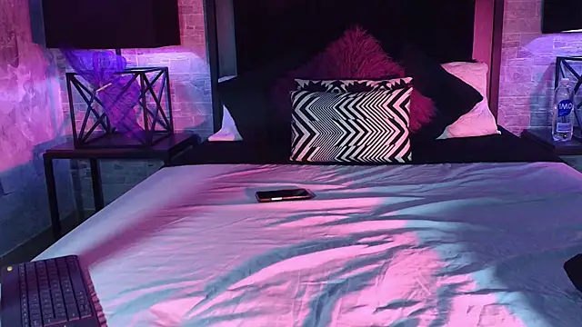 Bella Smiith  online show from February 10, 2025, 7:28 pm