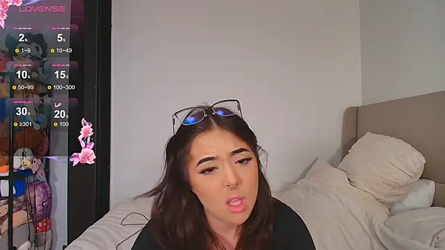 Snapshot of LiloshRoxy chatting on October 19, 2025, 11:16 pm LiloshRoxy online show from October 19, 2025, 11:16 pm