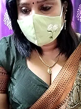 Snapshot of Queenflowerr chatting on October 25, 2025, 4:31 am Queenflowerr online show from October 25, 2025, 4:31 am