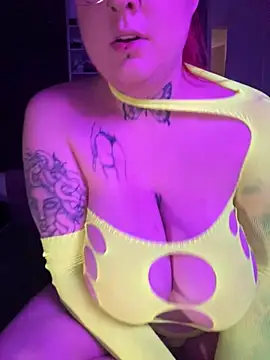 Snapshot of it_is_spicy chatting on February 6, 2025, 12:43 am it is spicy online show from February 6, 2025, 12:43 am