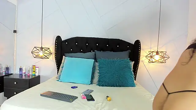 couple latin69 online show from February 5, 2025, 7:31 pm