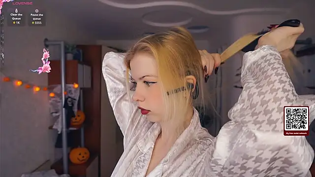 LynetHakes online show from October 6, 2025, 4:10 am