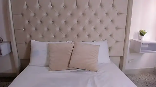 Snapshot of bella_bloomg chatting on March 12, 2025, 8:20 pm bella bloomg online show from March 12, 2025, 8:20 pm