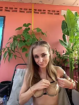 White Lu online show from April 18, 2026, 2:04 am