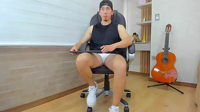 Snapshot of Tombarden chatting on November 29, 2025, 8:01 pm Tombarden online show from November 29, 2025, 8:01 pm