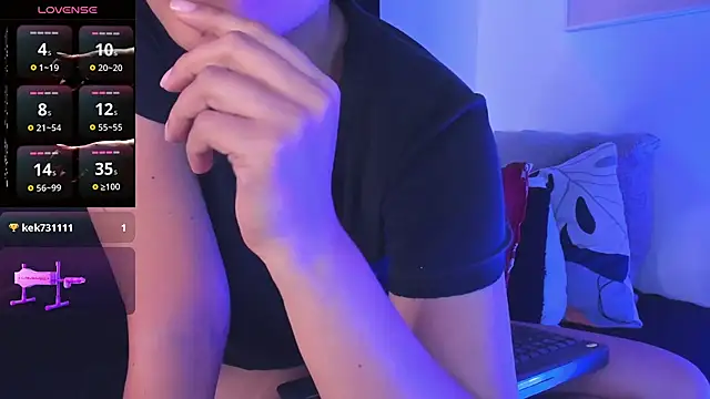 Snapshot of AnaChernova chatting on February 5, 2025, 9:36 am AnaChernova online show from February 5, 2025, 9:36 am