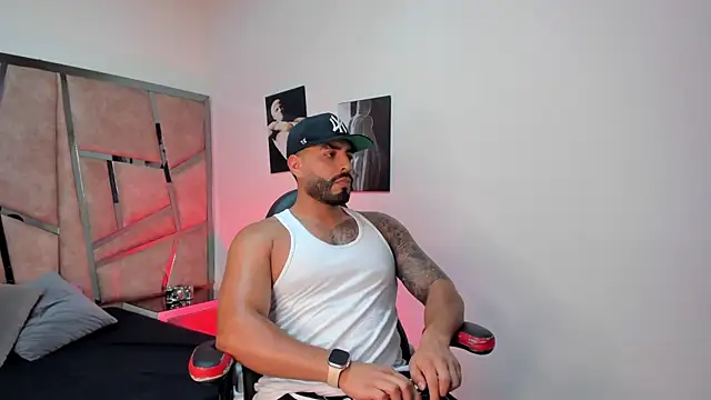 LeandroRusso online show from January 30, 2025, 7:48 pm