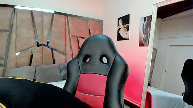 LeandroRusso online show from February 11, 2025, 8:31 pm