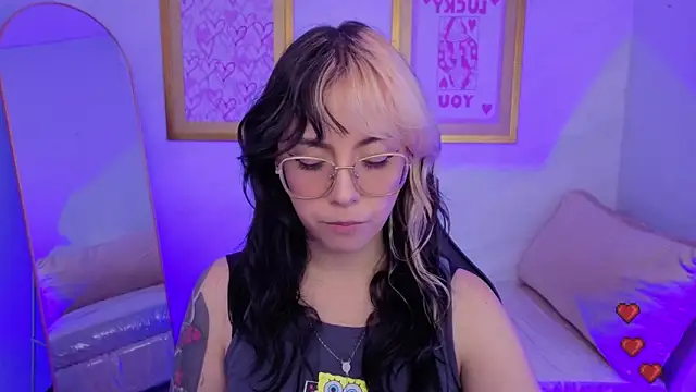 Hela v online show from February 17, 2026, 8:04 pm