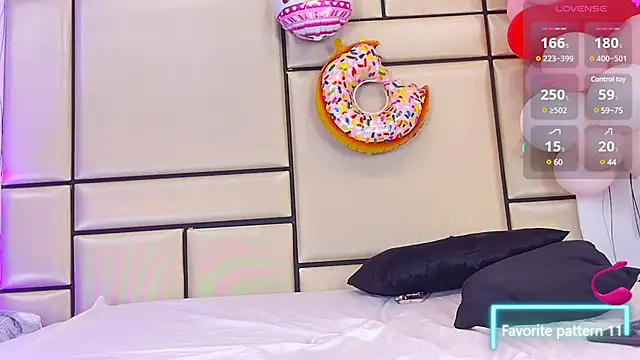 Snapshot of JulianaaHerrera chatting on February 18, 2025, 2:27 pm JulianaaHerrera online show from February 18, 2025, 2:27 pm