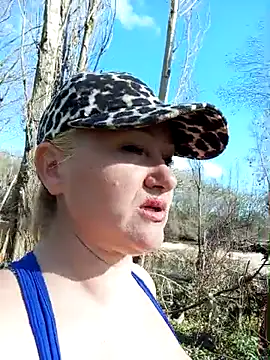 Snapshot of Luzia-Sal chatting on February 16, 2025, 2:54 pm Luzia-Sal online show from February 16, 2025, 2:54 pm