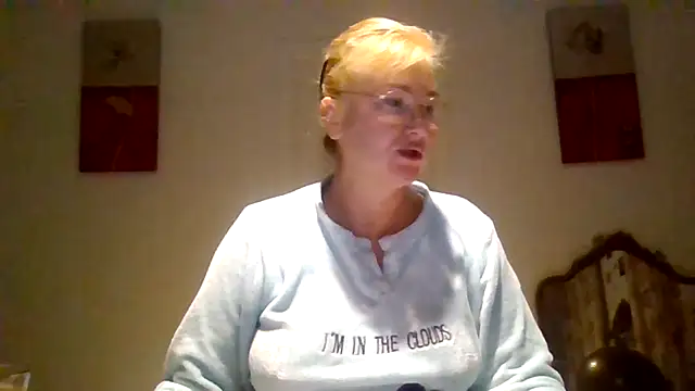 Snapshot of Luzia-Sal chatting on February 19, 2025, 3:50 am Luzia-Sal online show from February 19, 2025, 3:50 am