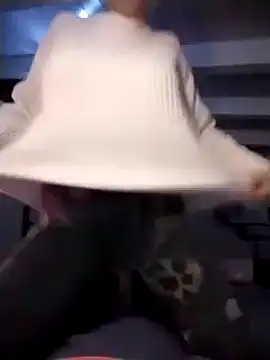 Snapshot of divinaerotica chatting on November 7, 2025, 6:19 pm divinaerotica online show from November 7, 2025, 6:19 pm