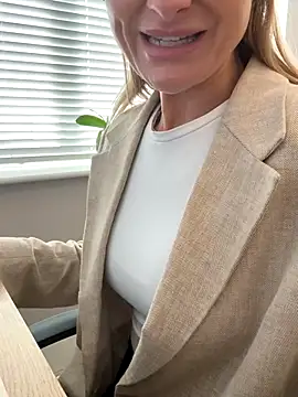 Snapshot of Phoebe_Lily chatting on October 28, 2025, 2:42 pm Phoebe Lily online show from October 28, 2025, 2:42 pm