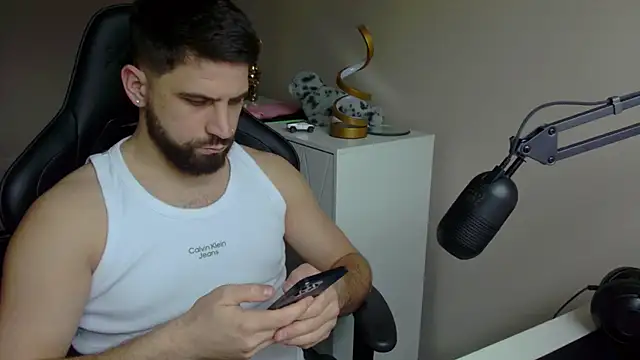 Snapshot of lucas_kazimm chatting on February 10, 2025, 2:05 pm lucas kazimm online show from February 10, 2025, 2:05 pm