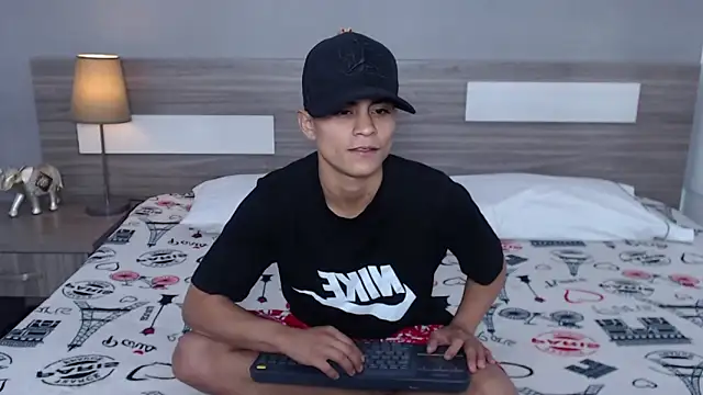 Snapshot of Liiamthompson chatting on October 3, 2025, 11:29 am Liiamthompson online show from October 3, 2025, 11:29 am