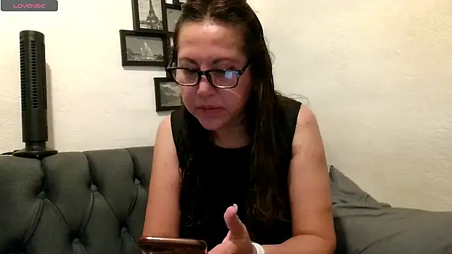 MirandaLatinaLovely online show from May 27, 2026, 5:54 pm