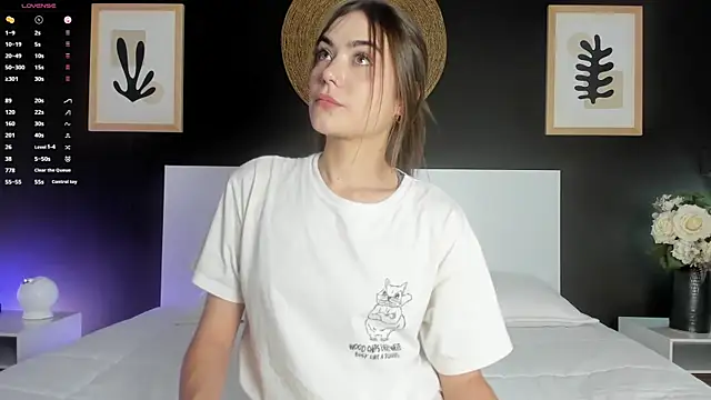 Snapshot of AlannaRussell_ chatting on October 22, 2025, 8:08 pm AlannaRussell online show from October 22, 2025, 8:08 pm