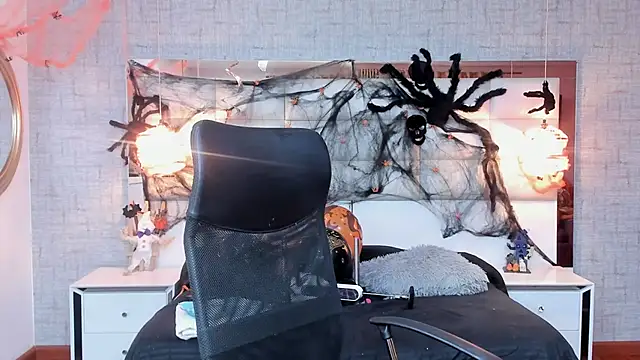 Nohemi louse online show from November 1, 2025, 6:21 pm