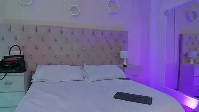 allicemackenzie online show from September 23, 2025, 5:54 am