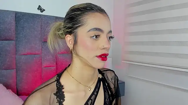 Snapshot of Violetta_Ficher chatting on March 16, 2026, 5:44 am Violetta Ficher online show from March 16, 2026, 5:44 am