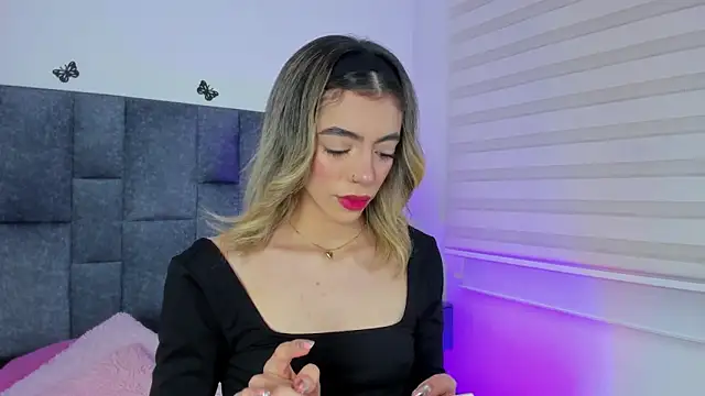 Snapshot of Violetta_Ficher chatting on April 1, 2026, 2:12 am Violetta Ficher online show from April 1, 2026, 2:12 am