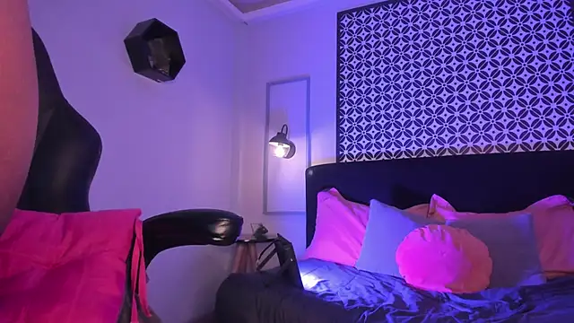 Snapshot of Gigi_Strawberry chatting on March 9, 2025, 7:23 am Gigi Strawberry online show from March 9, 2025, 7:23 am