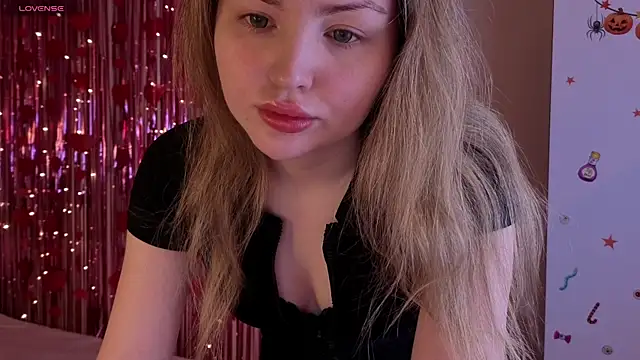 Lora Rosee online show from March 28, 2026, 2:05 pm