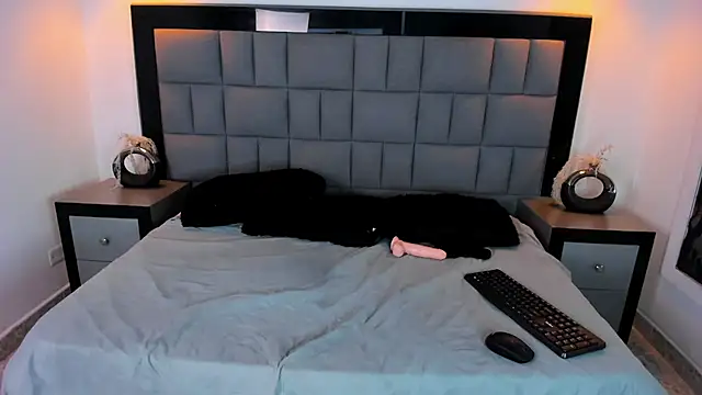 Snapshot of Your_Lady_Milf chatting on March 20, 2025, 4:20 pm Your Lady Milf online show from March 20, 2025, 4:20 pm