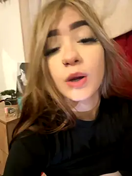 Snapshot of akirahattori chatting on October 19, 2025, 10:21 pm akirahattori online show from October 19, 2025, 10:21 pm