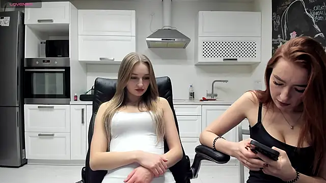 lisenok online show from December 4, 2025, 2:48 pm