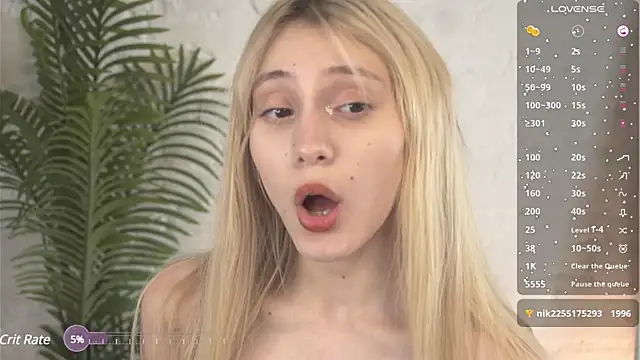 Snapshot of elliefrost chatting on February 21, 2025, 1:22 am elliefrost online show from February 21, 2025, 1:22 am