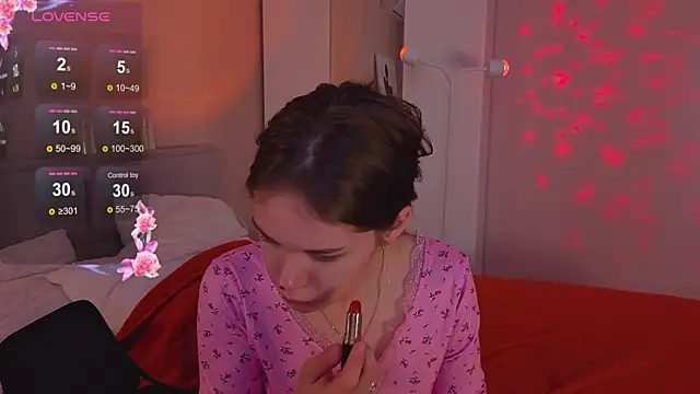 Mia Luw online show from November 7, 2025, 4:01 am