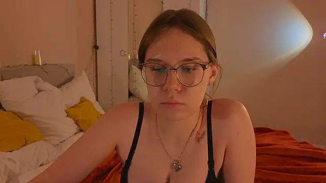 Mia Luw online show from December 14, 2025, 10:09 am