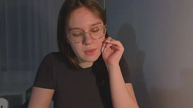 Mia Luw online show from March 29, 2026, 3:23 pm