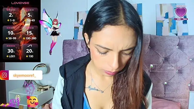 Snapshot of Skye_Moore chatting on October 3, 2025, 12:13 pm Skye Moore online show from October 3, 2025, 12:13 pm