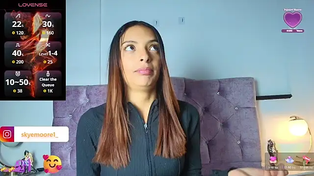 Snapshot of Skye_Moore chatting on October 17, 2025, 7:05 pm Skye Moore online show from October 17, 2025, 7:05 pm