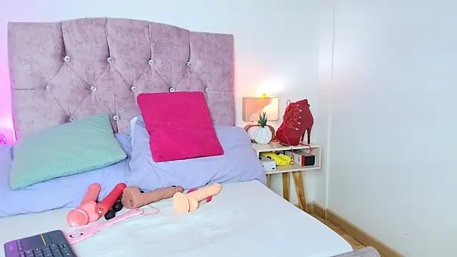 Snapshot of Skye_Moore chatting on February 1, 2026, 4:16 pm Skye Moore online show from February 1, 2026, 4:16 pm