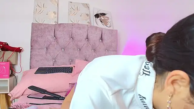 Snapshot of Skye_Moore chatting on March 5, 2026, 6:48 pm Skye Moore online show from March 5, 2026, 6:48 pm