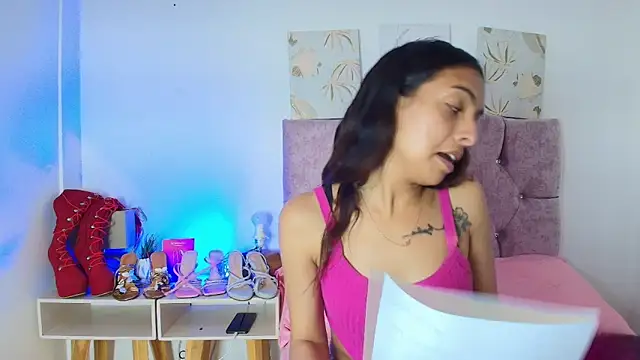 Snapshot of Skye_Moore chatting on March 9, 2026, 6:01 pm Skye Moore online show from March 9, 2026, 6:01 pm