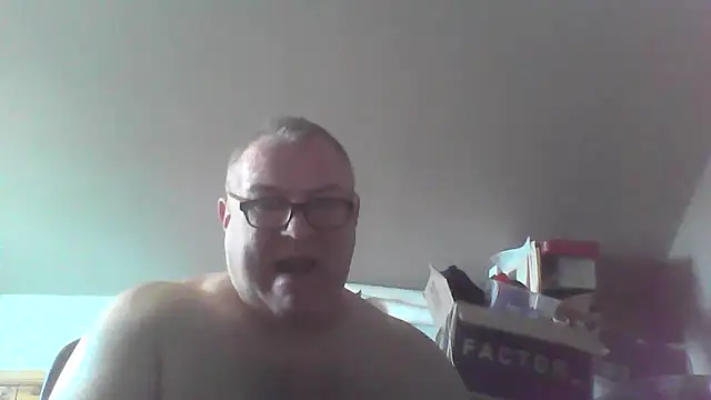 Snapshot of mkestr69 chatting on April 1, 2026, 5:43 pm mkestr69 online show from April 1, 2026, 5:43 pm
