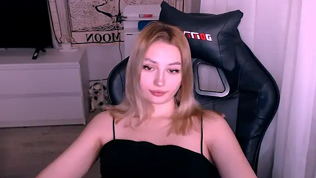 beauty blonde online show from November 12, 2025, 1:17 am