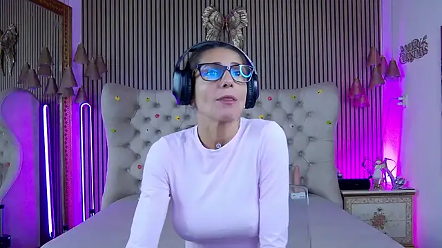 Snapshot of PlayfulShow chatting on September 29, 2025, 7:13 am PlayfulShow online show from September 29, 2025, 7:13 am