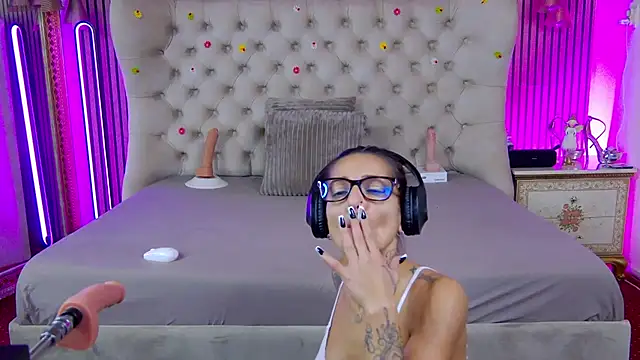 Snapshot of PlayfulShow chatting on October 15, 2025, 8:47 am PlayfulShow online show from October 15, 2025, 8:47 am