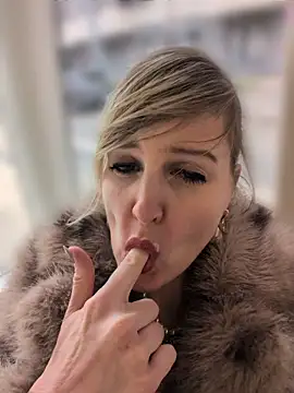 Sexybiene969 online show from April 1, 2026, 4:04 pm