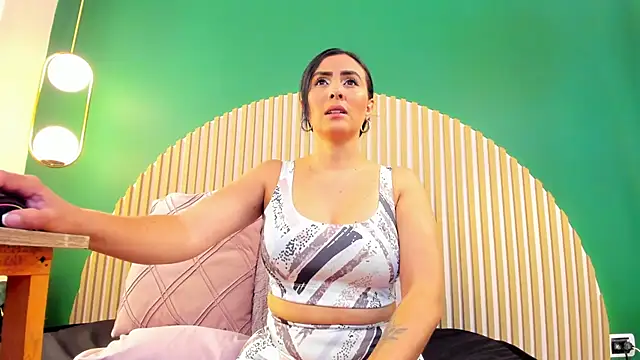 scarlet edwars online show from February 12, 2026, 6:25 pm