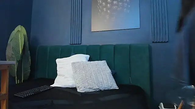 scarlet edwars online show from April 5, 2026, 12:13 pm