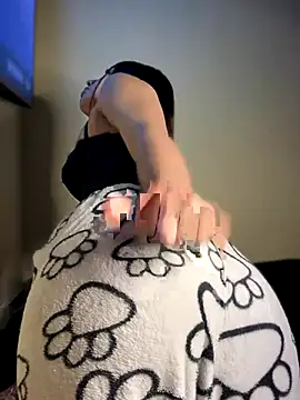 Laura-Khalifa online show from December 5, 2025, 5:38 am