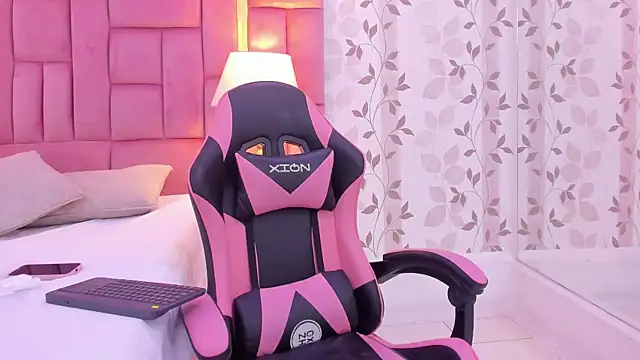 Snapshot of ArianaFranco chatting on November 8, 2025, 1:22 pm ArianaFranco online show from November 8, 2025, 1:22 pm